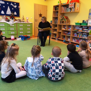 Bibliotekarka czyta opowiadanie