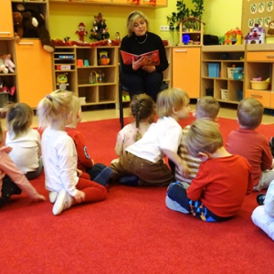 Dzieci słuchają bajki o Kubusiu Puchatku