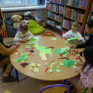 Dzieci na warsztatach robią żółwia z papieru