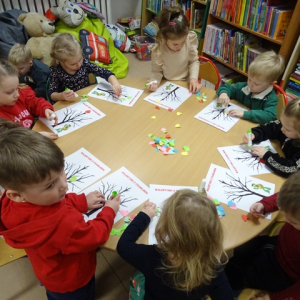 Dzieci robią drzewo walentynkowe