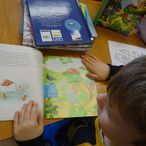 Przedszkolaki oglądają książki