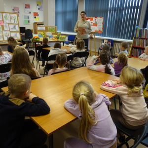 Bibliotekarka opowiada dzieciom o walentynkach