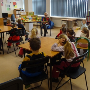 Przedszkolaki słuchają opowiadania