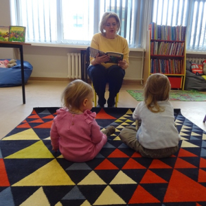 Bibliotekarka czyta przedszkolakom bajkę