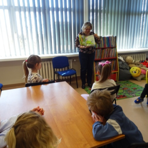 Bibliotekarka pokazuje "Borówkom" książkę 3D o motylach