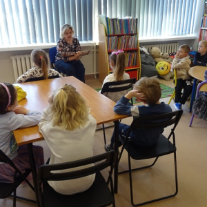 Dzieci słuchają opowiadania o motylach