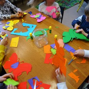 Dzieci wycinają motylki z papieru