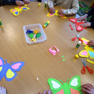 Borówki wykonują papierowe motyle