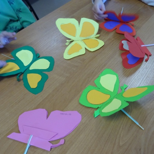 Gotowe motyle z machającymi skrzydłami