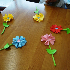 Kolorowe kwiatki wykonane przez przedszkolaków