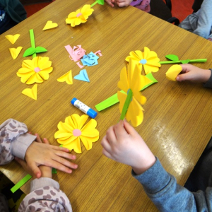 Dzieci sklejają kwiatki