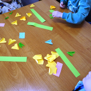 "Zające" robią papierowe kwiaty