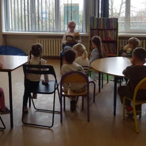 Bibliotekarka czyta przedszkolakom opowiadanie