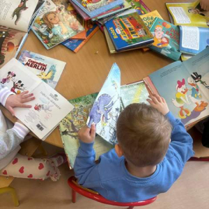 "Żyrafy" oglądają książeczki