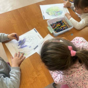 Dzieci ozdabiają pisankę