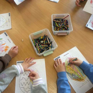 Przedszkolaki kolorują