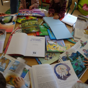 Dzieci oglądają książki