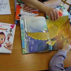 "Tygryski" oglądają książeczki 