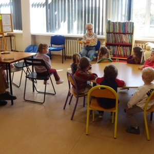 Przedszkolaki słuchają opowiadania