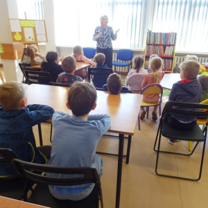 Przedszkolaki słuchają wiadomości o zwierzętach w zoo  