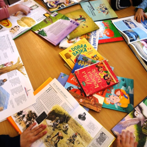 "Pandy" oglądają książki