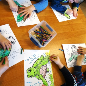 Dzieci kolorują żółwia - bohatera opowiadania