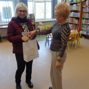 Bibliotekarka wręcza nagrodę laureatce