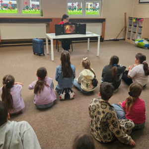 Dyrektor biblioteki czyta dzieciom