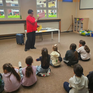 Uczniowie oglądają plansze o księgarni, bibliotece i antykwariacie 