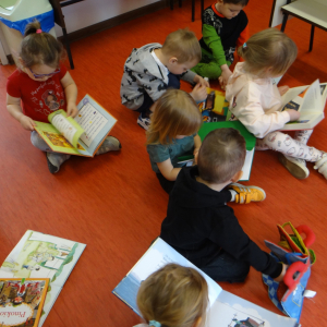 Dzieci oglądają książeczki