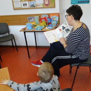 Bibliotekarka czyta dzieciom bajkę