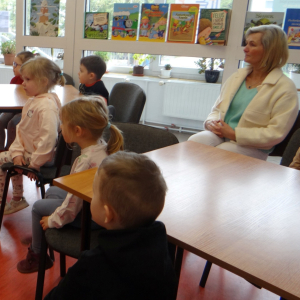 Przedszkolaki słuchają bajki