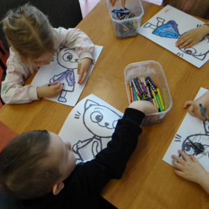 Przedszkolaki kolorują 