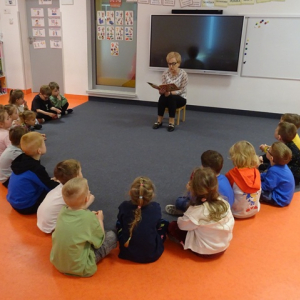 Bibliotekarka czyta przedszkolakom opowiadanie