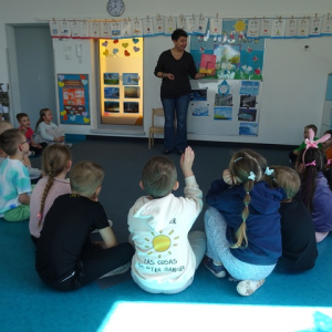 Bibliotekarka rozmawia z przedszkolakami