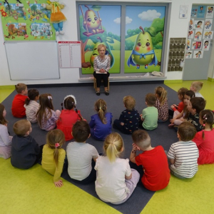 Przedszkolaki słuchają opowiadania