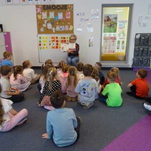 Dzieci słuchają opowiadania