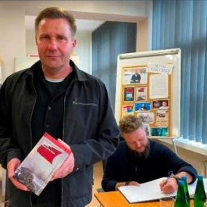 Adam Zadworny w bibliotece w Przecławiu