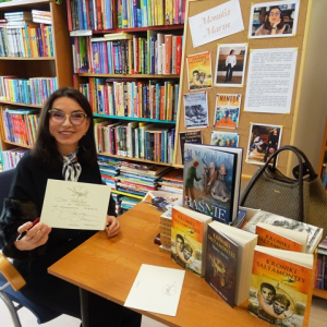 Monika Marin i jej pamiątkowa dedykacja dla biblioteki
