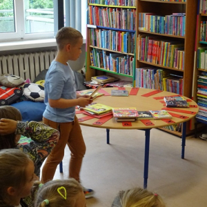 Uczeń układa książkę na literze odpowiadającej pierwszej literze nazwiska autora 