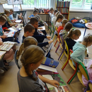 Uczniowie oglądają książki