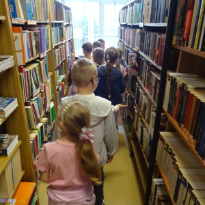 Dzieci zwiedzają bibliotekę