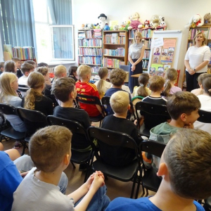 Bibliotekarka przedstawia pisarkę Martę Kucharz 