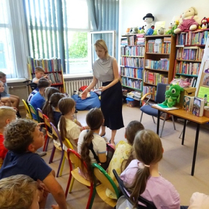 Marta Kucharz rozdaje uczniom zakładki