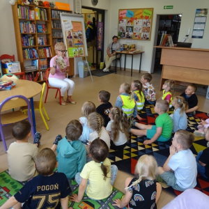 Bibliotekarka opowiada przedszkolakom o bilbiotece 