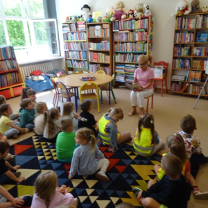 Bibliotekarka czyta dzieciom opowiadanie