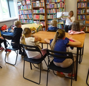 Bibliotekarka pokazuje ilustracje z książki