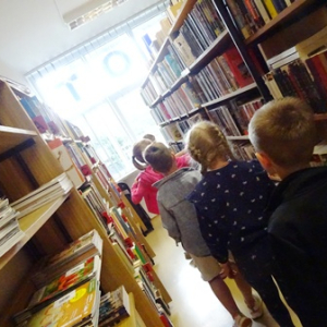 Dzieci oglądają bibliotekę