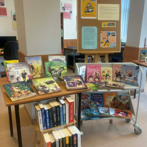 Wystawa #TataTeżCzyta w bibliotece w Przecławiu