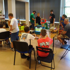 Młodzież gra w gry naa komputerach stacjonarnych.na st